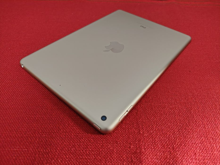 SUPEROFERTĂ! iPad 5 Wi-Fi 32 GB | Gold Edition