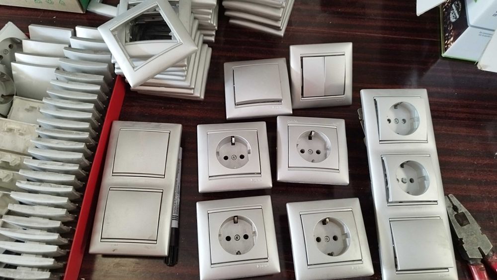 Контакти и ключове LEGRAND еднополюсни девиаторни и сериен