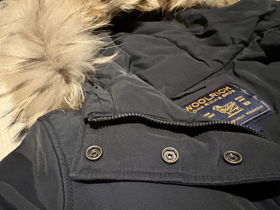 Geacă premium de iarnă Woolrich, femei, bleumarin, cu glugă și blană, purtată