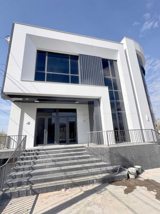 Шаҳрисабз шифохонаси ёнида жойлашган 2 қаватли бино ижарага берилади