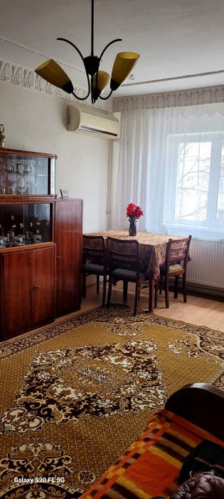 Inchirez apartament cu doua camere decomandat etaj 2 micro 21