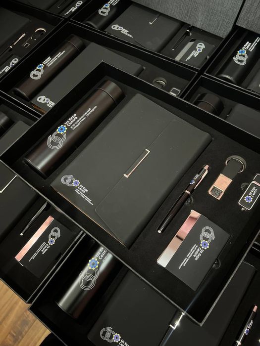 Премиум набор подарок блокнот (блокнот, флешка, ручка, карзолдер)