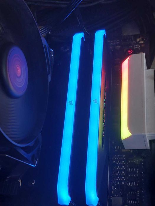 32GB DDR4 4000Mhz - Corsair Dominator Platinium RGB, Corsair Vengance RT RGB
