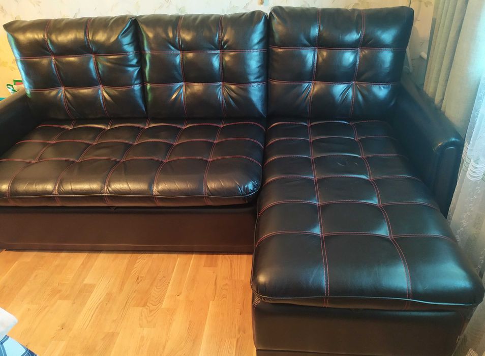Продам кожаный диван угловой.