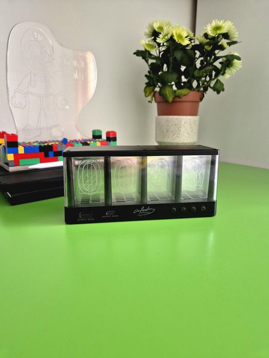 Ceas cu USB si USB C  RGB cu apucaturi de stroboscop.