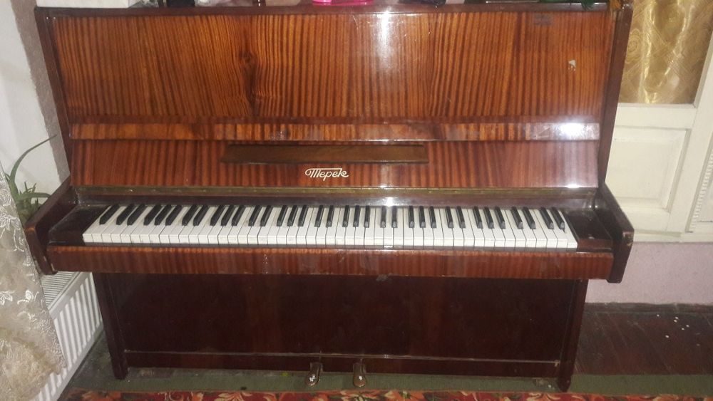 Продаю пианино .