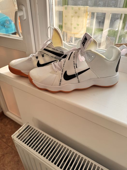 Кроссовки Nike продам новые