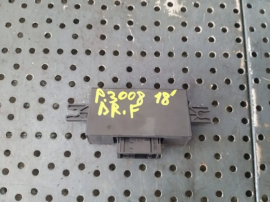 Modul electronic usa dreapta fata peugeot 3008 2 9825342280
