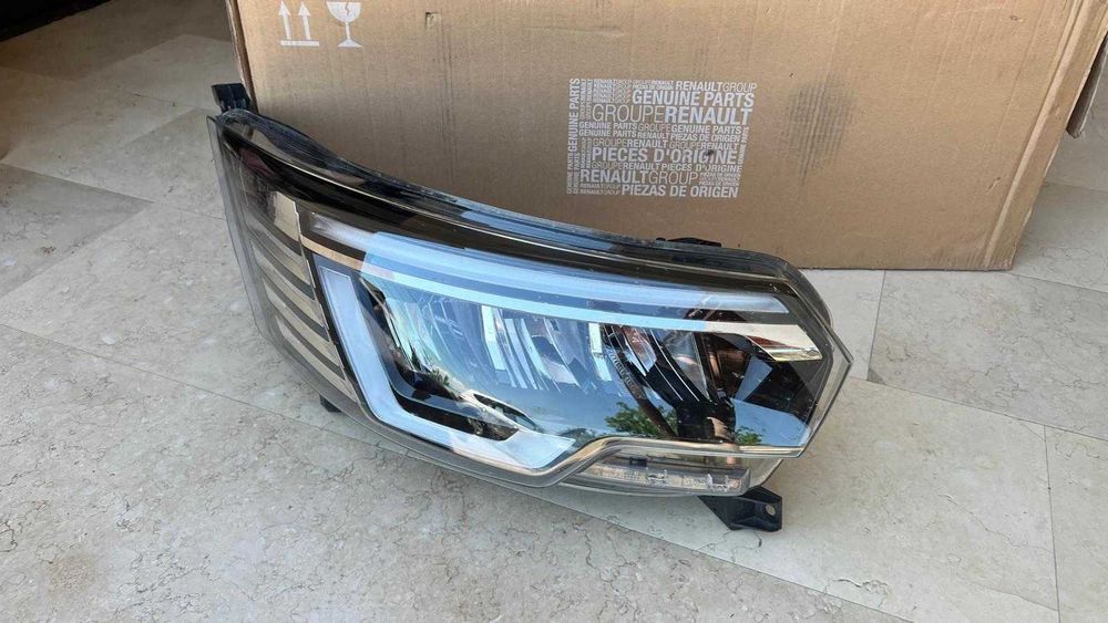 Far dreapta Renault Trafic III cod 260102899R