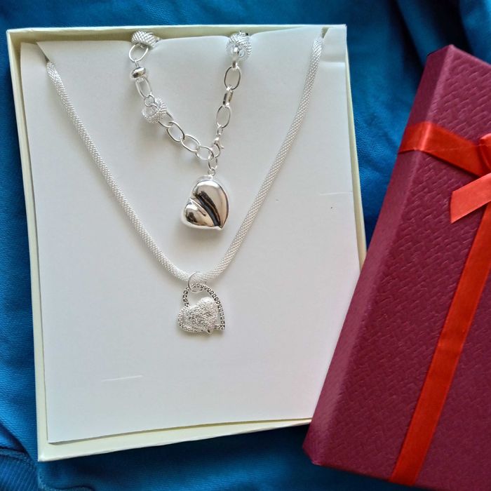 Нов,масивен, дамски сребърен комплект,със сърца. 12 различни. В кутия.