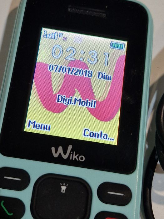 Telefon cu butoane cu încărcător