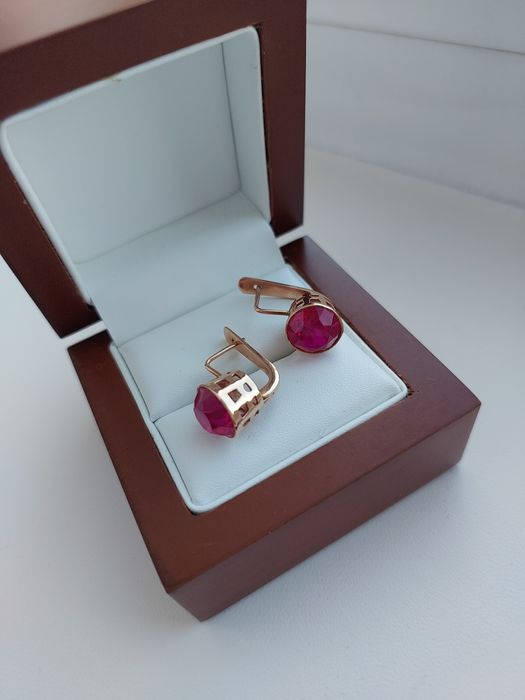 Серьги золотые с рубином