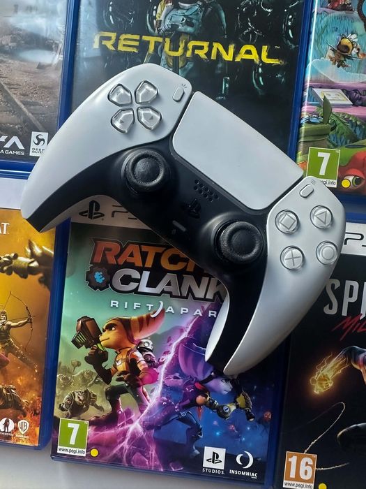 PlayStation 5 + 1 контролер + 6 игри (дискове) – отлично състояние.