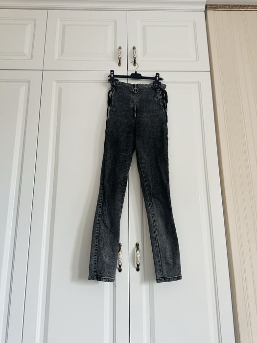 Blugi cu talie inalta, negru spre gri , elastici masura S ,stil corset