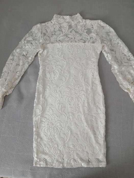 Бяла елегантна рокля