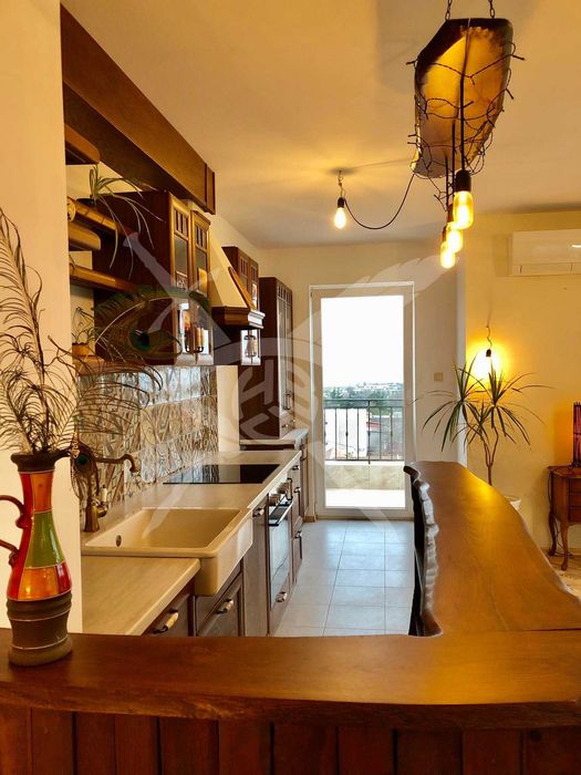 Дава се под наем Тристаен апартамент в к.к. Св.Св. Константин и Елена - 100 кв.м за 548.25 € - Снимка #1