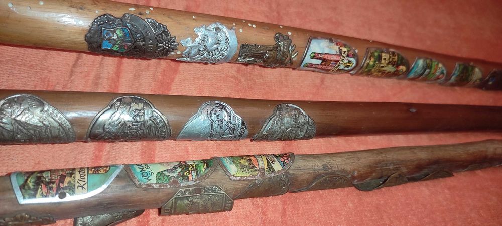 3 bastoane bavareze din lemn cu insigne aplicate   pt panoplie