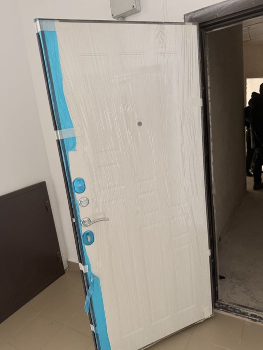 Продам входную дверь (левая)