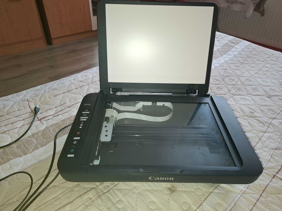 Продавам мастиленоструен принтер CANON, черно и цветно