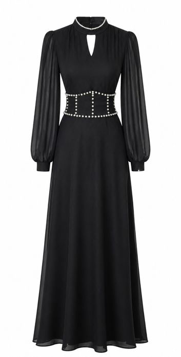 Черное длинное платье с поясом и жемчугом