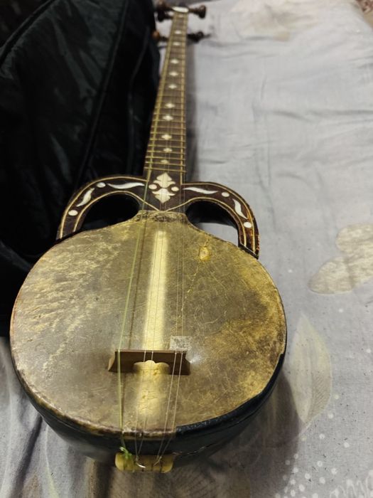 Yuqori sifatli Qashqar rubob, chalishga tayyor holatda,