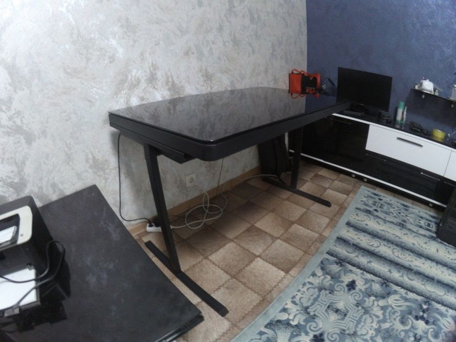 Продается стол корпус