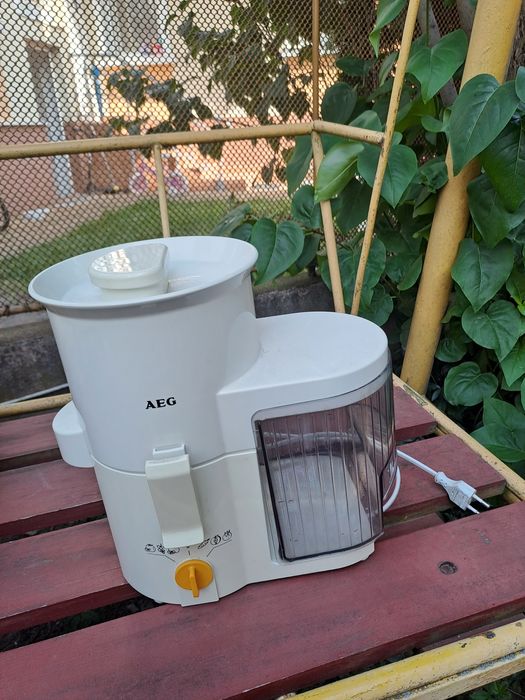 Scaune, masuță, de toate.