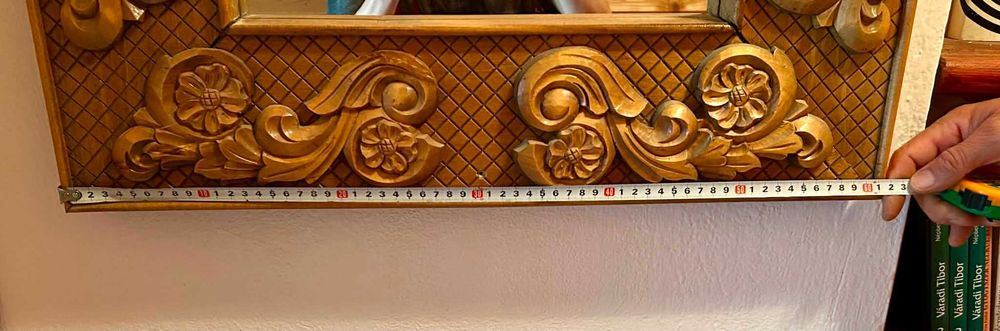 Oglindă cu ramă din lemn sculptată manual – stil rustic/tradițional