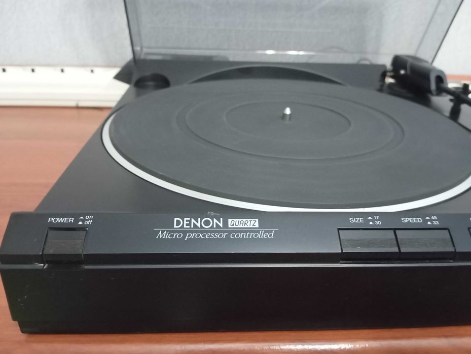 DENON винтажный проигрыватель виниловых дисков.