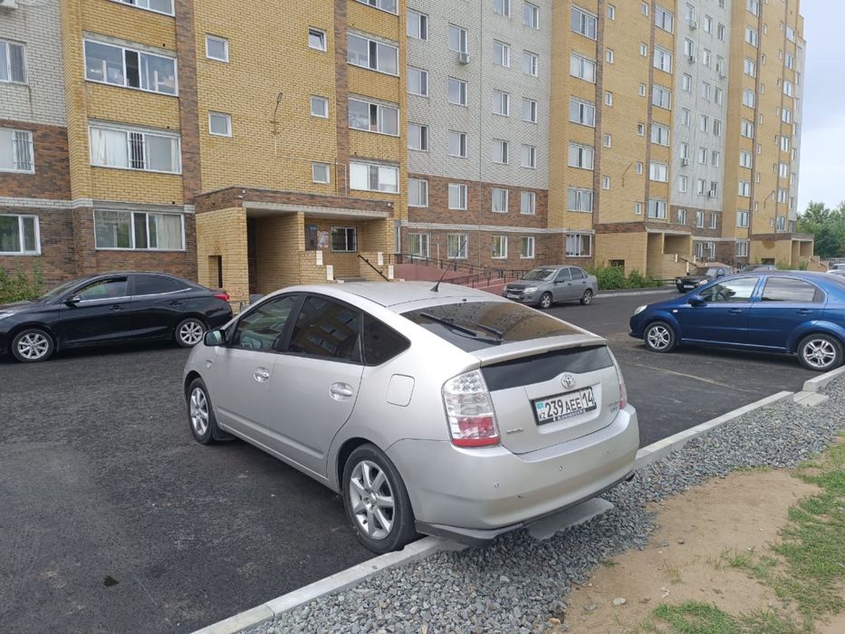 Автомобиль тойота приус