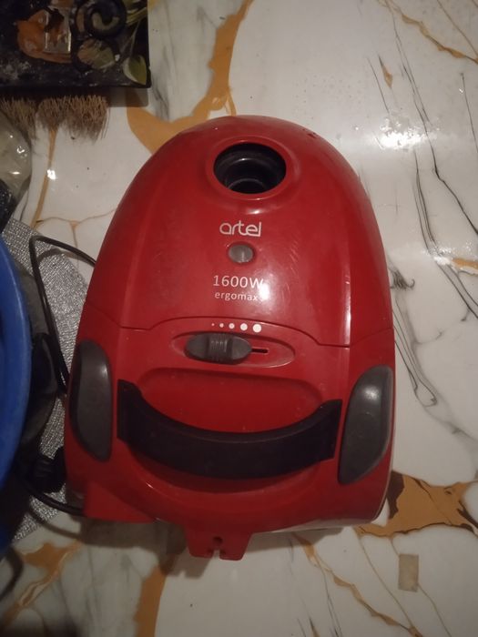 Продам пылесос artel .
