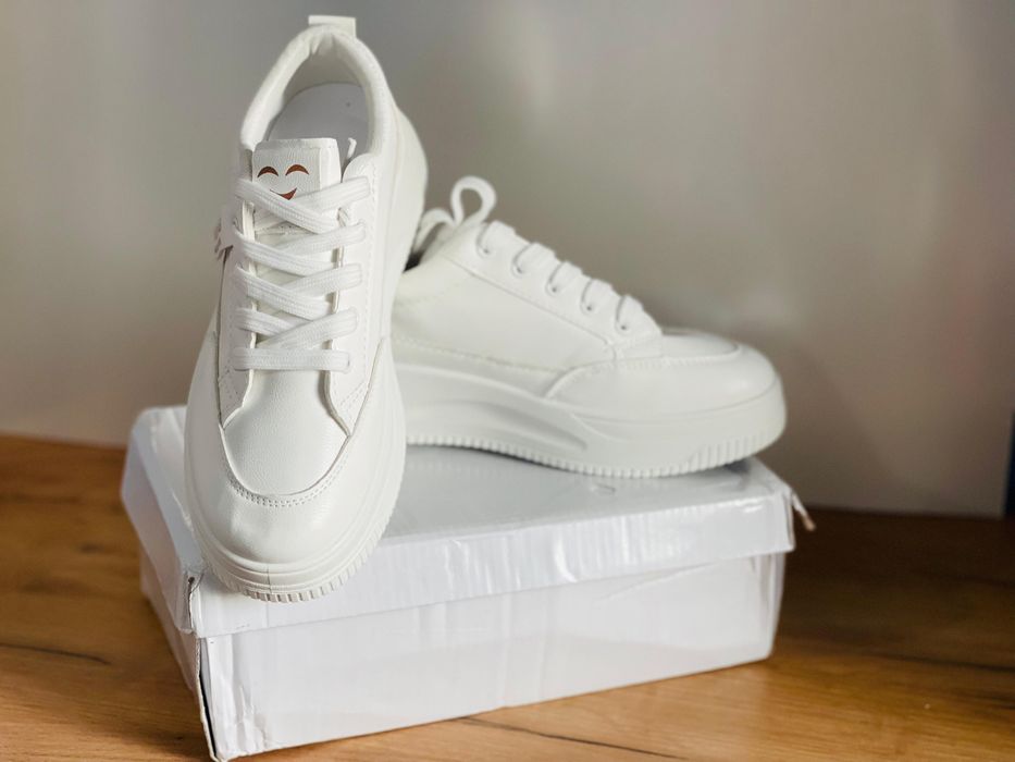 Кроссовки женские