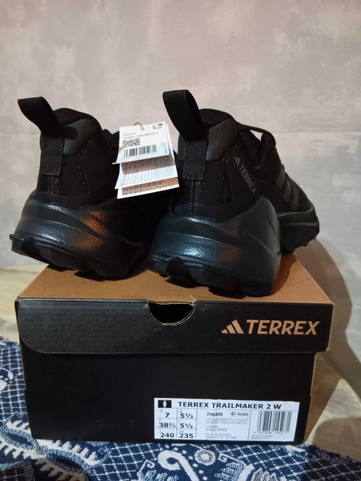 Дамски маратонки Адидас терекс,чисто нови,38.5 номер