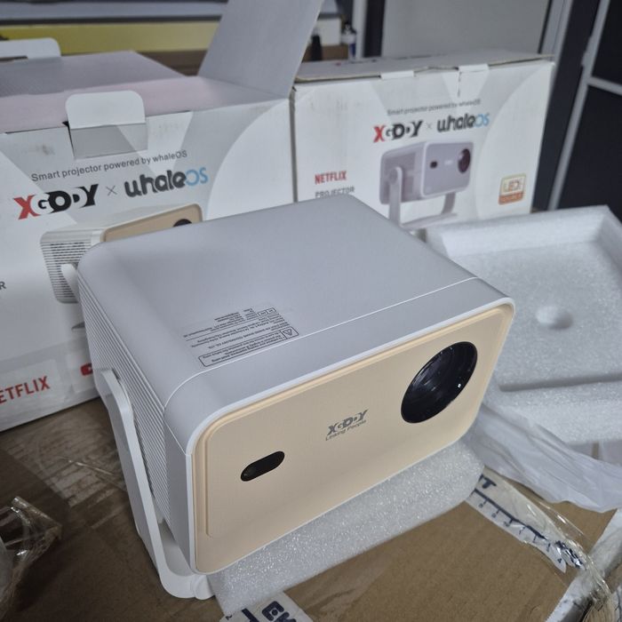 Професионален Интелигентен проектор с Android WiFi Bluetooth,5G