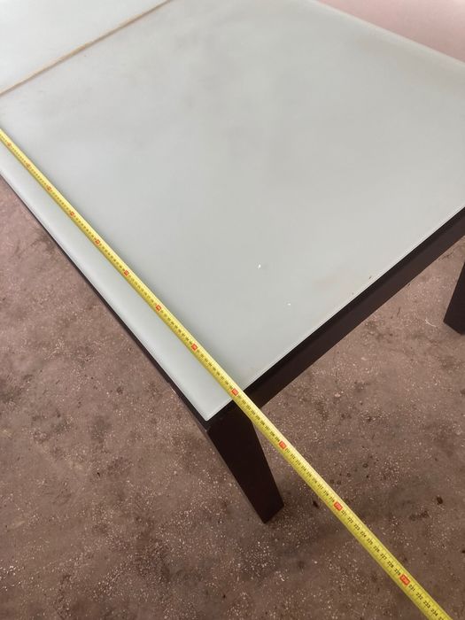 Masa cu sticla și cadru negru