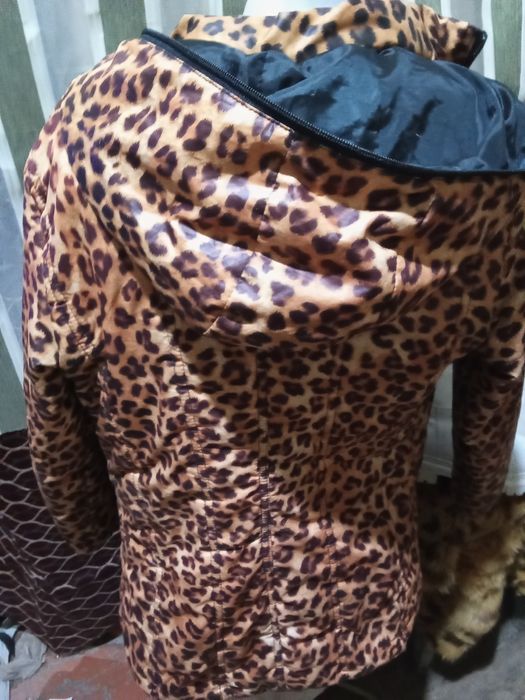 Продам Куртку с леопардовым принтом бу 42 размер