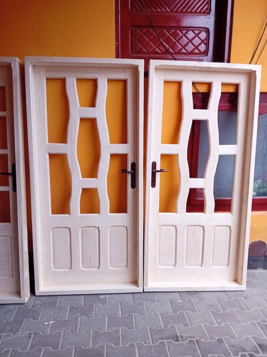 Producător de uși și ferestre din lemn masiv,brad.