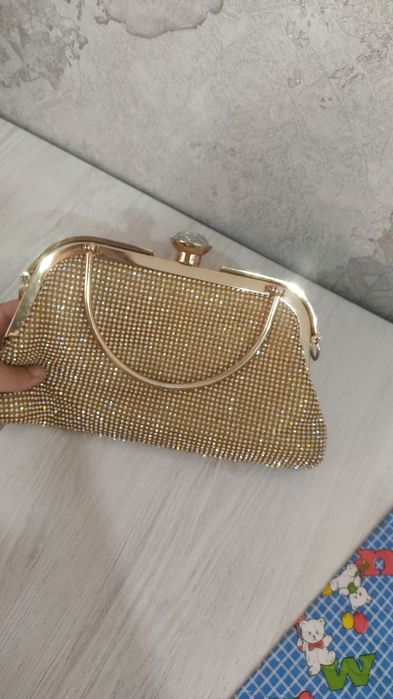 Uchalasi ham yangi sumka