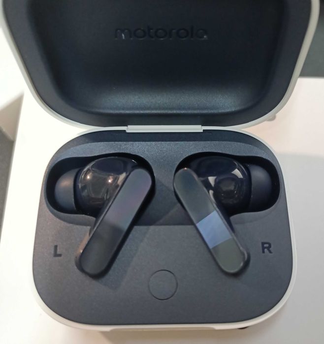 Moto Buds, albastru deschis sau albastru inchis