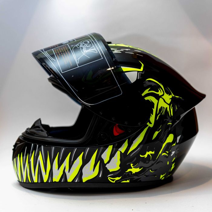 Каска за мотор пистов , скутер , ел. тротинетка др. ( Размер M 57-58 )