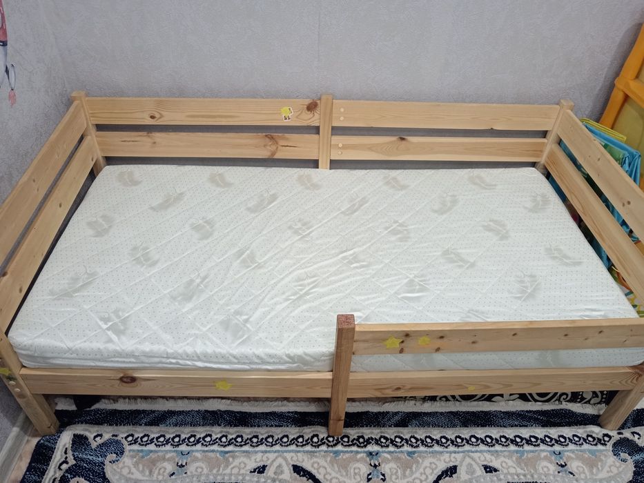Детская кровать с матрасом