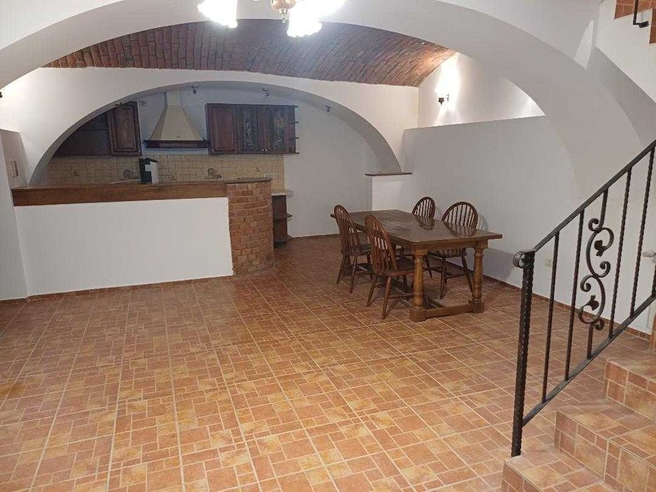 Proprietar vând apartament  ultracentral 5 camere central pe 3 nivele.