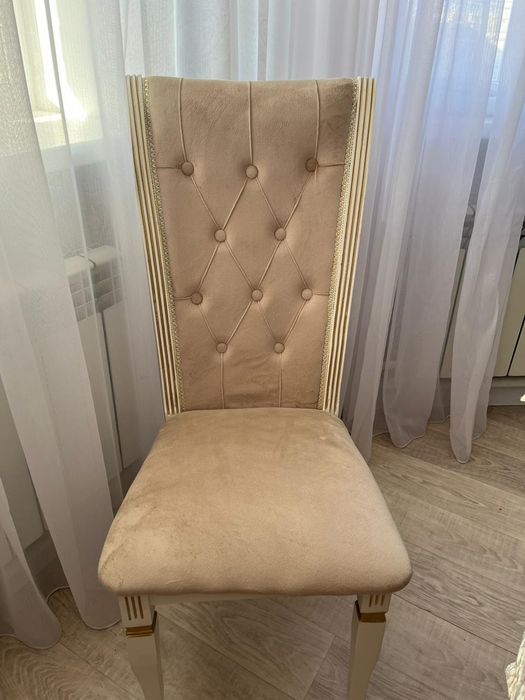 Стулья и стол в гостинную