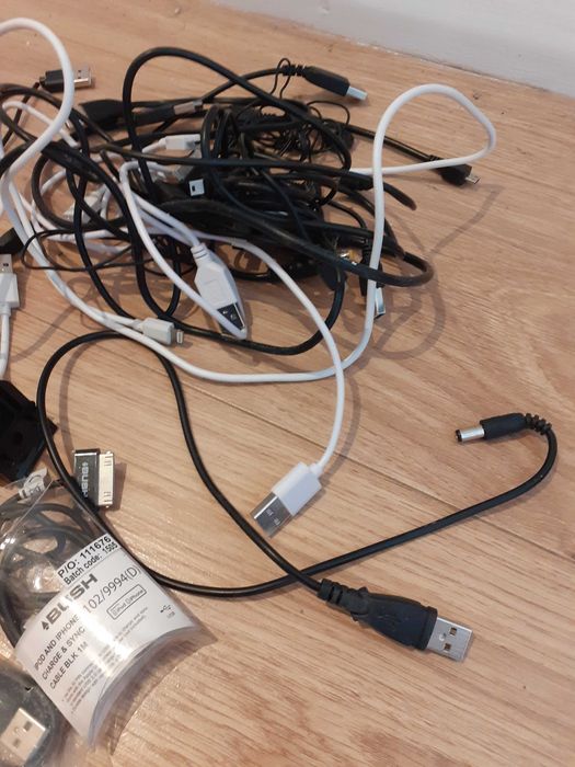 Няколко кабели с различни видове USB-та