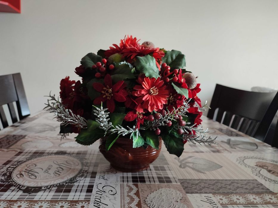 Саксия с изкуствени цветя