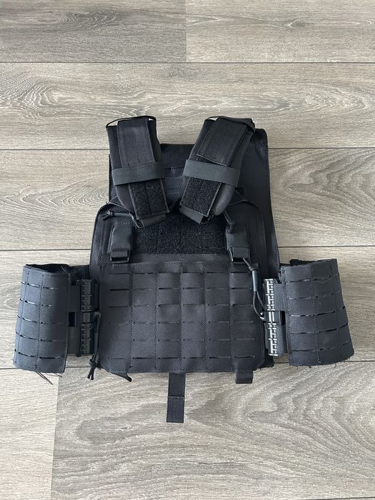 Тактически жилетка с MOLLE система + множество джобове.
