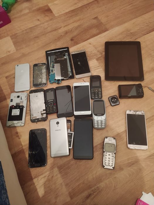 Продам на запчасти телефоны