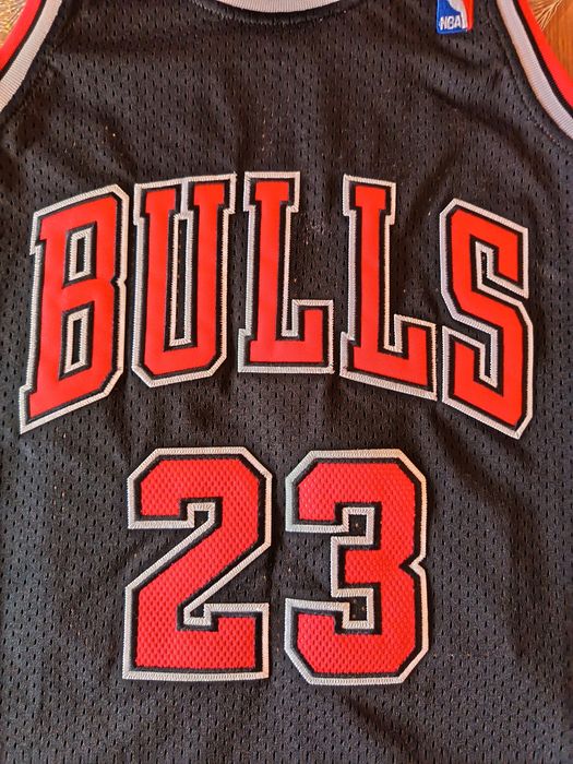 Maiou de baschet cu Michael Jordan (disponibil)