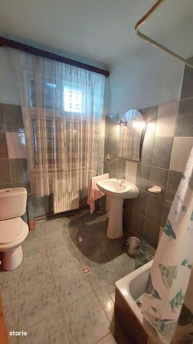 Apartament 5 camere la casa zona ultracentrala in Cisnadie