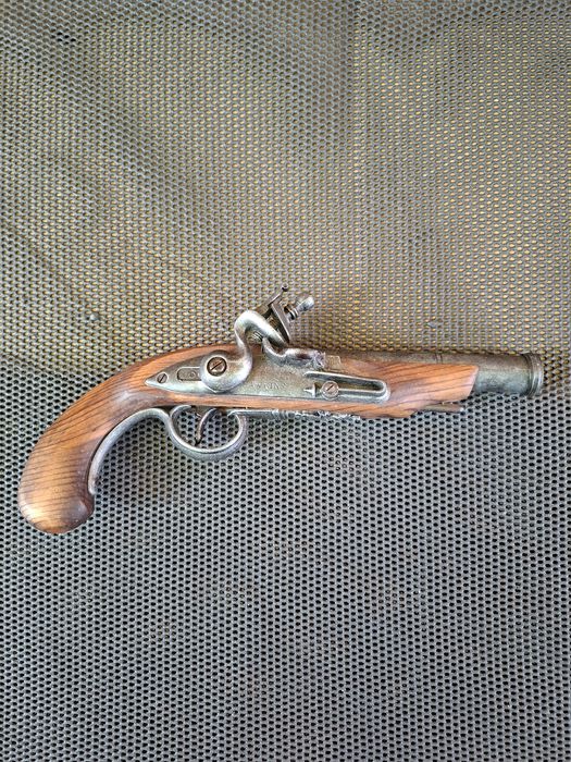 Pistol pentru panoplie